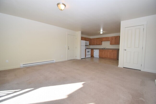 Building Photo - Beautiful 2BR/1Bath Unit.  Centrally Located.  Washer/Dryer in unit!