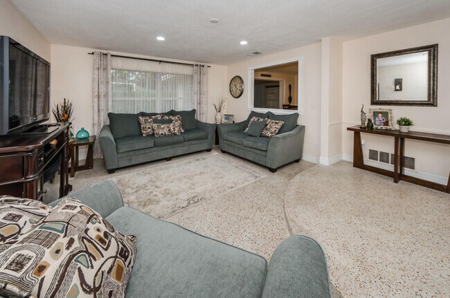 Building Photo - 245 Bel Forest Dr