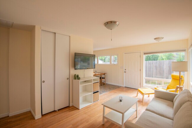 Living Room w Smart TV - 9224 N Tyler Ave