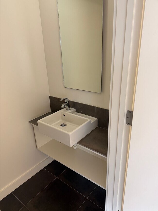 Building Photo - Bright Live-Work Studio & Tall Ceilings on Adeline in Oakland