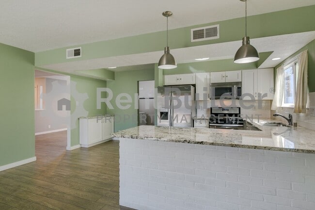 Building Photo - MONTHLY YARD SERVICE INCLUDED JUST IN TIME FOR SPRING!!!