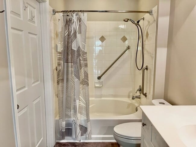 Building Photo - Large and quiet 1 BR 1 BA overlooking cour...