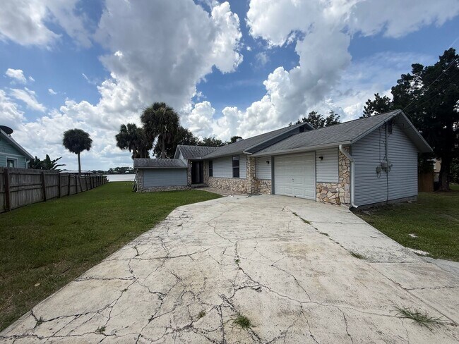 Building Photo - 2920 Sunset Dr