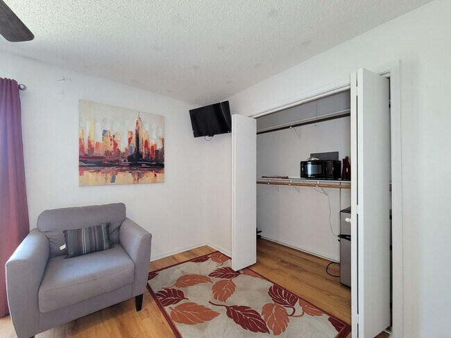 Building Photo - Two bedrooms two 1/2 bath townhome on Galv...