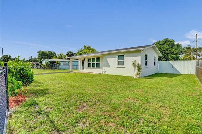 Building Photo - 3431 NW 5th Pl