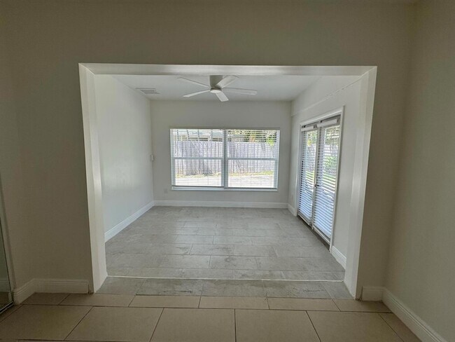 Building Photo - 110 N Las Olas Dr