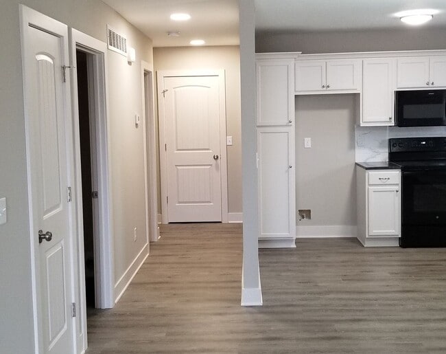 Building Photo - 2 Bedroom, 1 1/2 bath with garage