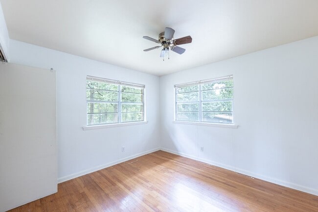 Building Photo - Charming Single-Level Brick Home with Large Yard & Patio in Little Rock