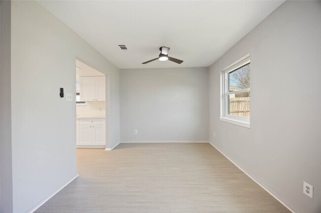 Building Photo - 2302 Green Knoll Dr