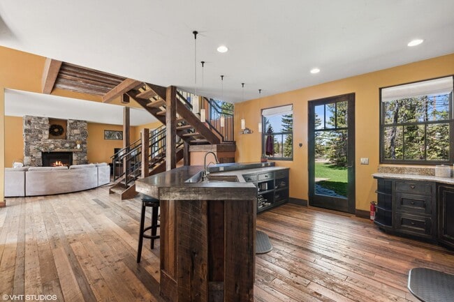 Building Photo - Charming 4 bedroom Home in Whitefish on 3 ...