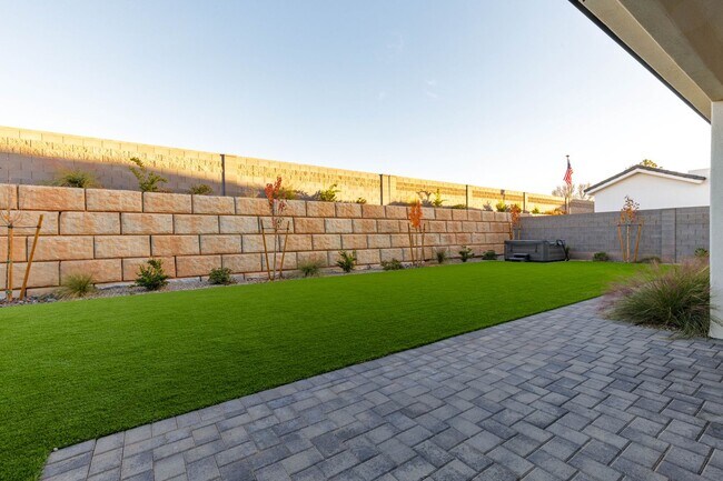 Building Photo - 6 bedroom with RV Garage and Hot Tub