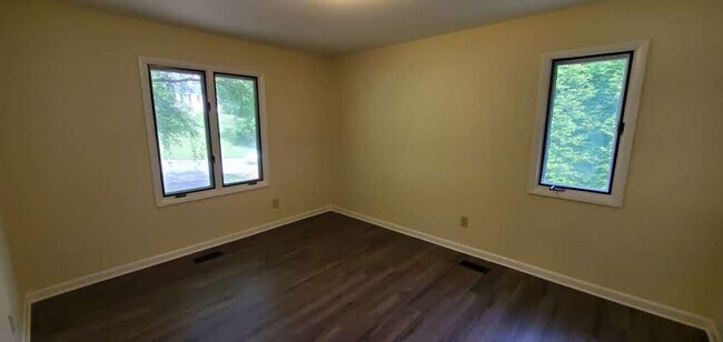 Building Photo - 4 Bedroom 3 Bathroom House