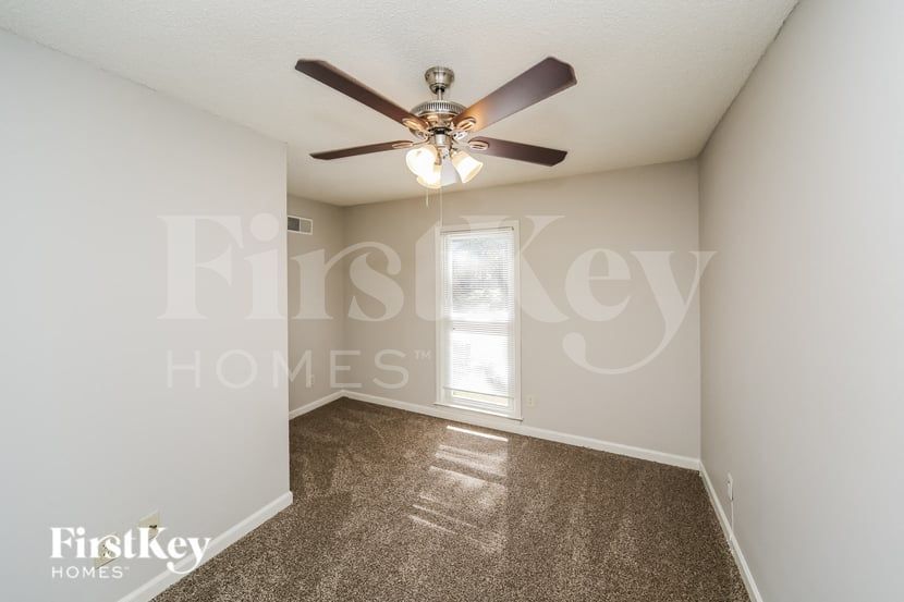 Building Photo - 2220 Nutbush Pl