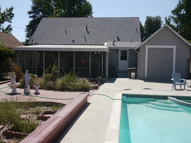 Building Photo - Pool House