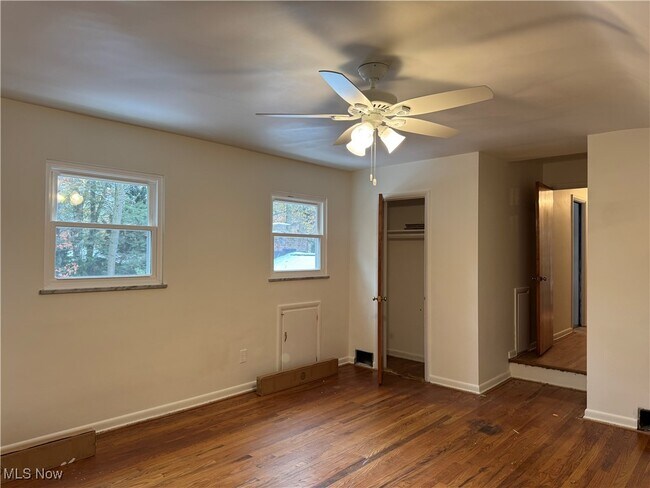 Building Photo - 8896 Spring Valley Dr