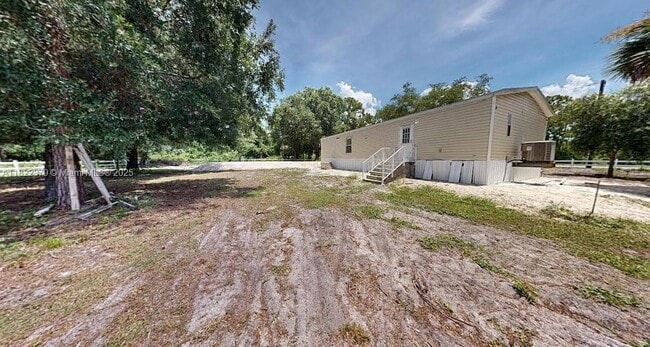 Building Photo - 720 N Riverside St