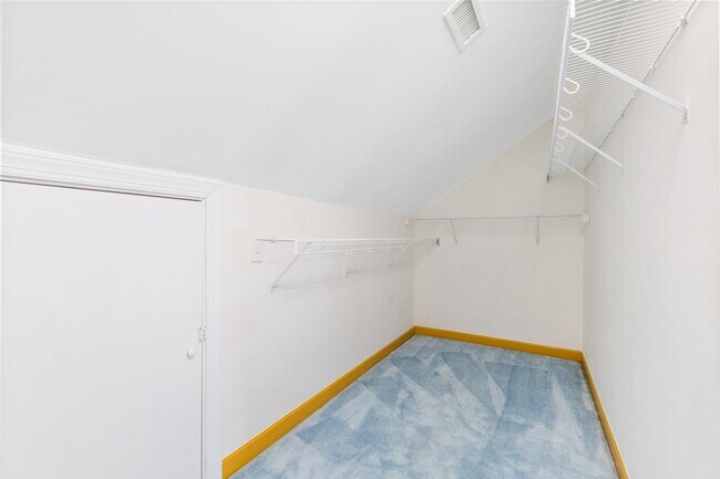 Building Photo - Exceptional 5-Bedroom Residence in the Hea...