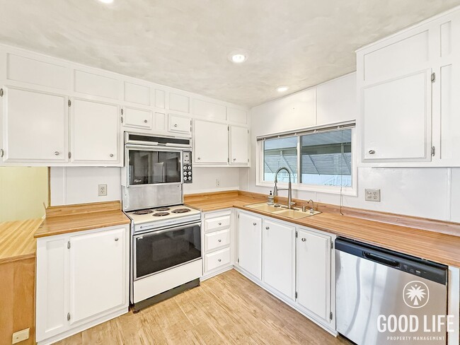 Building Photo - Beautiful 2B 2BA Home w/ AC, Parking, W/D, and Community Amenities!