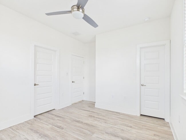 Building Photo - Modern Freestanding Condo with Private Yard Near Downtown Austin