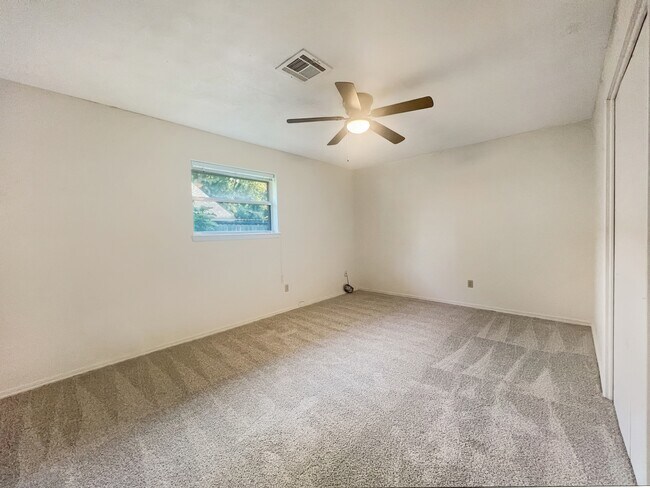 Building Photo - 2604 NE Garden Ln