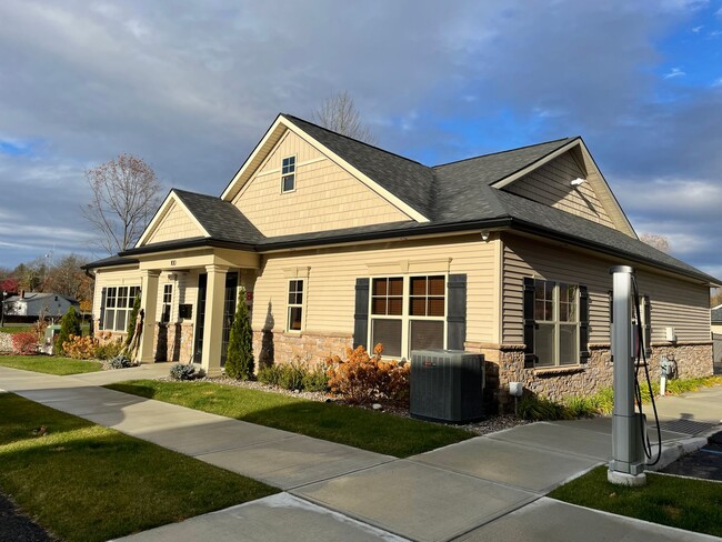 Building Photo - 808 W Creek Ln