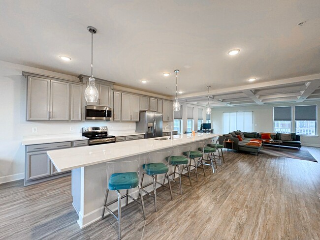 Building Photo - Stylish 3 Bed 2.5 Bath End-Unit Townhome W...