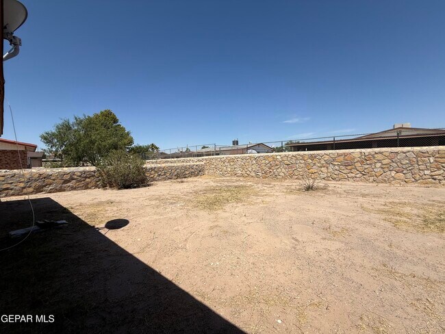 Building Photo - 955 Versailles Dr