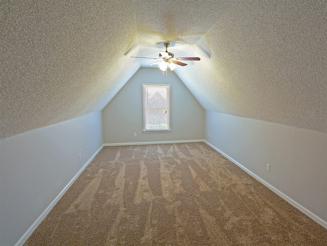 Building Photo - 3 Bedroom with BONUS room, 2 bathrooms. Ne...