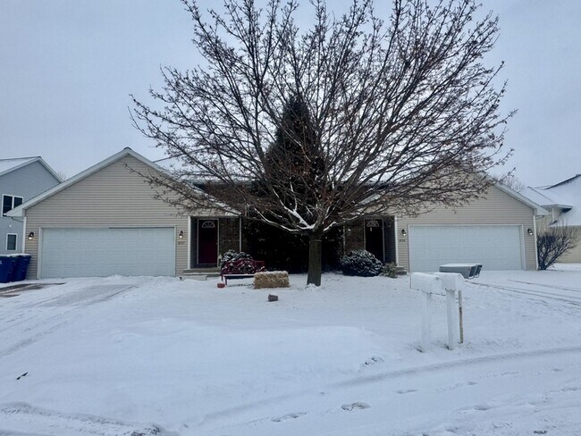 Building Photo - 2037-2039-2039 River Point Ct