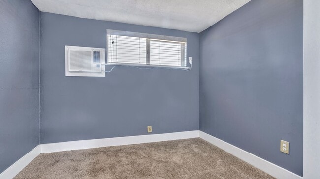 Building Photo - 912 S Armstrong Ave