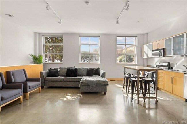 Building Photo - 10 Ann St