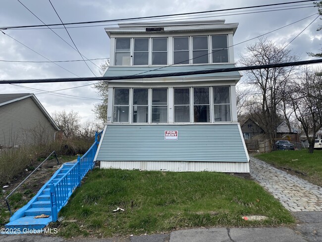 Primary Photo - 609 Crane St