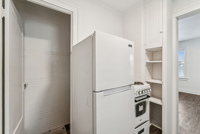 Building Photo - 907