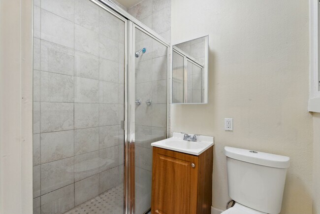 Building Photo - Remodeled Condo blocks form Beach & Downto...