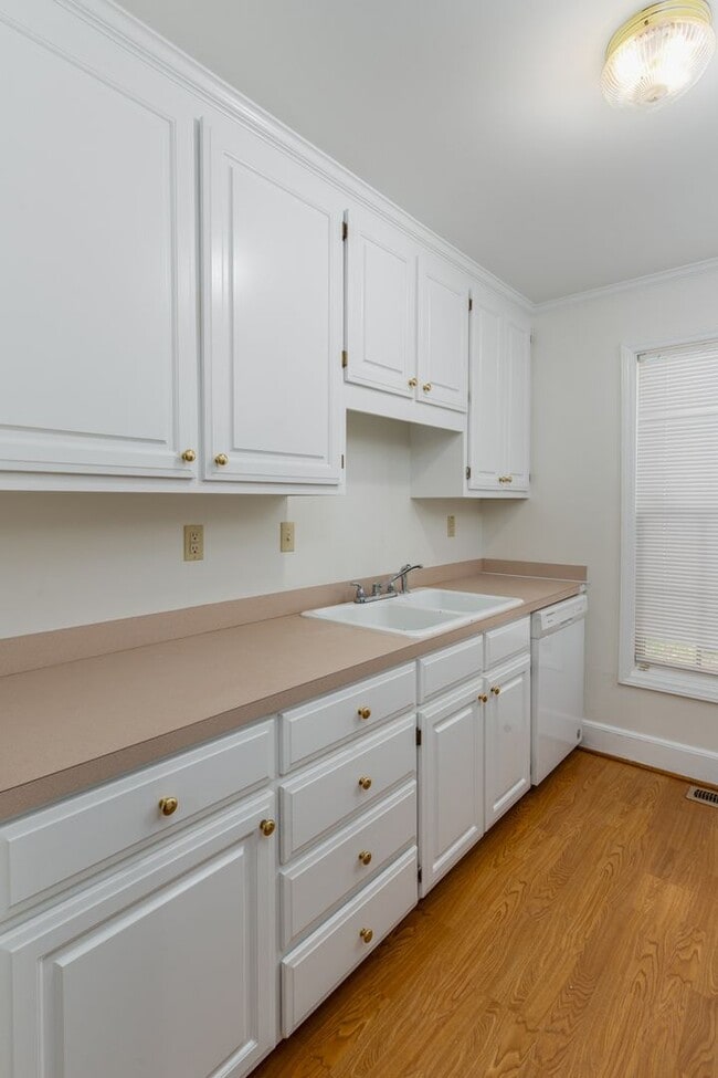 Building Photo - Quiet Neighborhood in a Conveniently Locat...