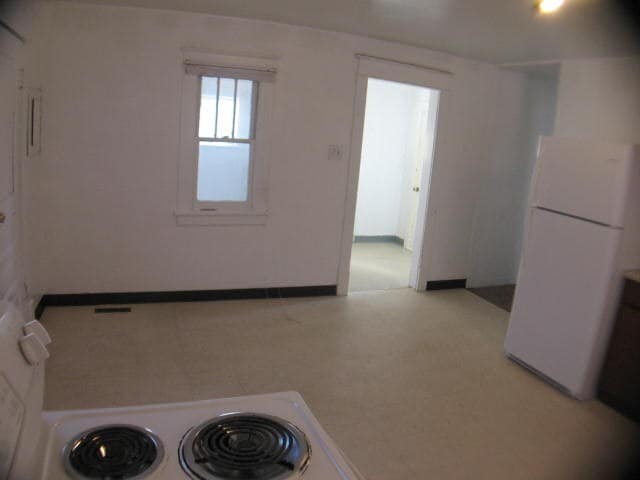 Building Photo - ALL PROSPECTIVE TENANTS MUST SUBMIT A $58 NON-REFUNDABLE APPLICATION FEE PER APPLICANT ONLINE AND...