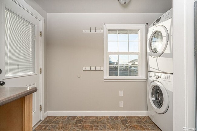 Building Photo - Updated Home W/ Detached Garage