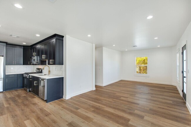 Building Photo - 1329