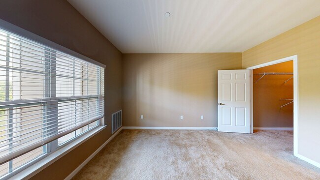 Building Photo - Second Floor Front Facing 2 Bedroom in a G...