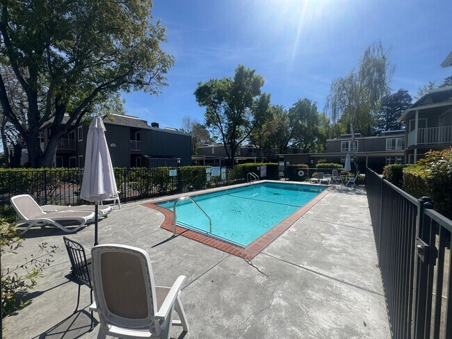 Building Photo - Gorgeous Lower End Unit with Inside Laundry Available Now!