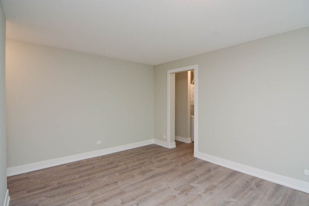 Building Photo - 447 W Surf St