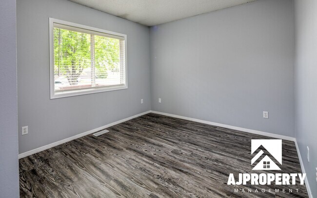 Building Photo - 4 Bedroom 2 bathroom near Memorial middle ...