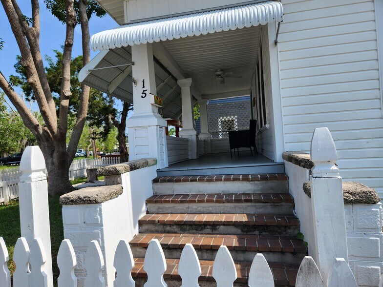 Building Photo - 15 Grant St