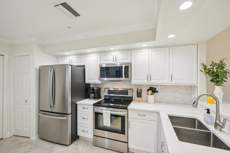 Building Photo - 13010 Amberley Ct