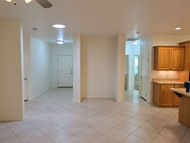 Building Photo - Gorgeous 3 Bedroom Home in SunRiver 55+ Community!