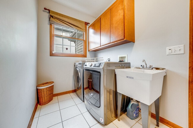 Building Photo - 3423 Goldfinch Dr