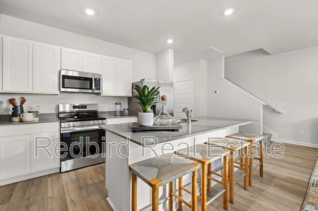 Building Photo - 2008 Acadia Wy