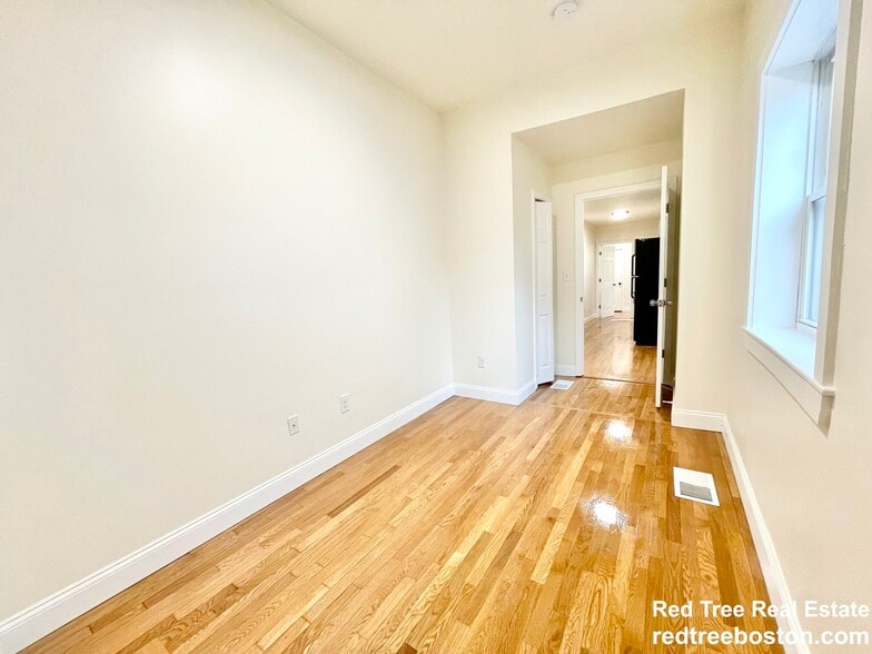 Building Photo - 523 E 3rd St