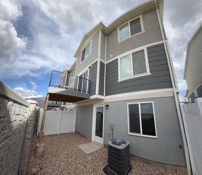 Building Photo - Hidden Springs Gem