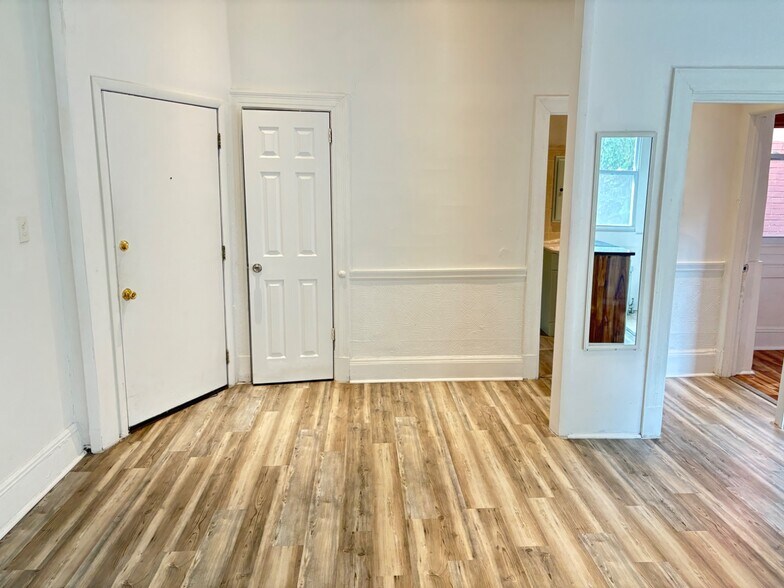 Building Photo - 5809 Hobart St